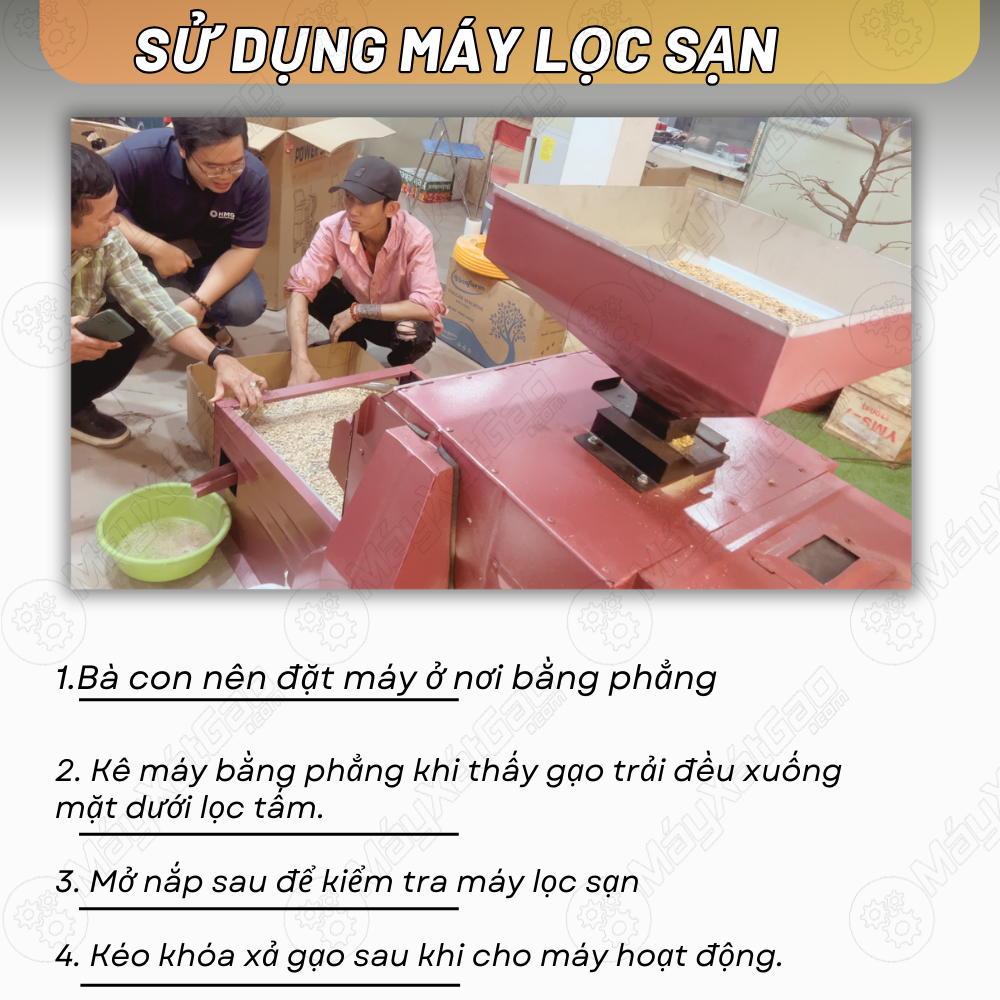 Đầu tiên, bà con đặt máy ở nơi bằng phẳng để hạn chế máy rung trong quá trình sử dụng. Để giúp máy đứng vững hơn thì bà con có thể lót một lớp giấy hay một lớp cao su đều được.  Kê máy bằng phẳng khi thấy gạo trải đều xuống mặt dưới lọc tấm.  Mở nắp sau để kiểm tra máy lọc sạn