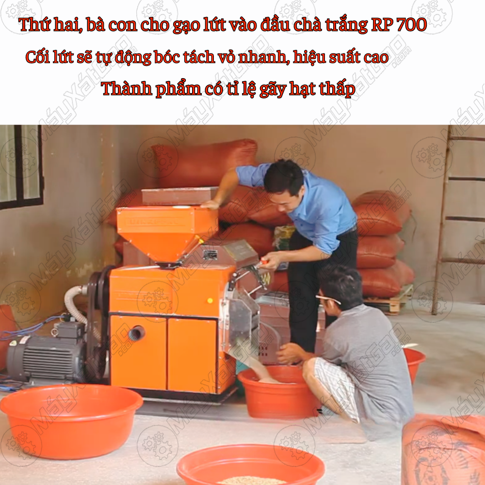 Khi thành phẩm bà con vừa mới thu được thì bà con tiếp tục đem qua đầu Vikyno RP700 để tách vỏ lứt cho ra thành phẩm gạo trắng đẹp. Thiết kế toa nạp máng rộng thẳng đứng giúp người sử dụng đưa một lượng lớn nguyên liệu vào, dưới toa nạp có cửa ngăn có thể điều chỉnh tốc độ nguyên liệu qua hệ thống bóc lức. Còn phần cửa ra có thiết kế hướng dốc xuống tạo góc nghiêng giúp thành phẩm gạo trắng rơi xuống tập trung một chỗ hỗ trợ công đoạn thu gạo sạch.