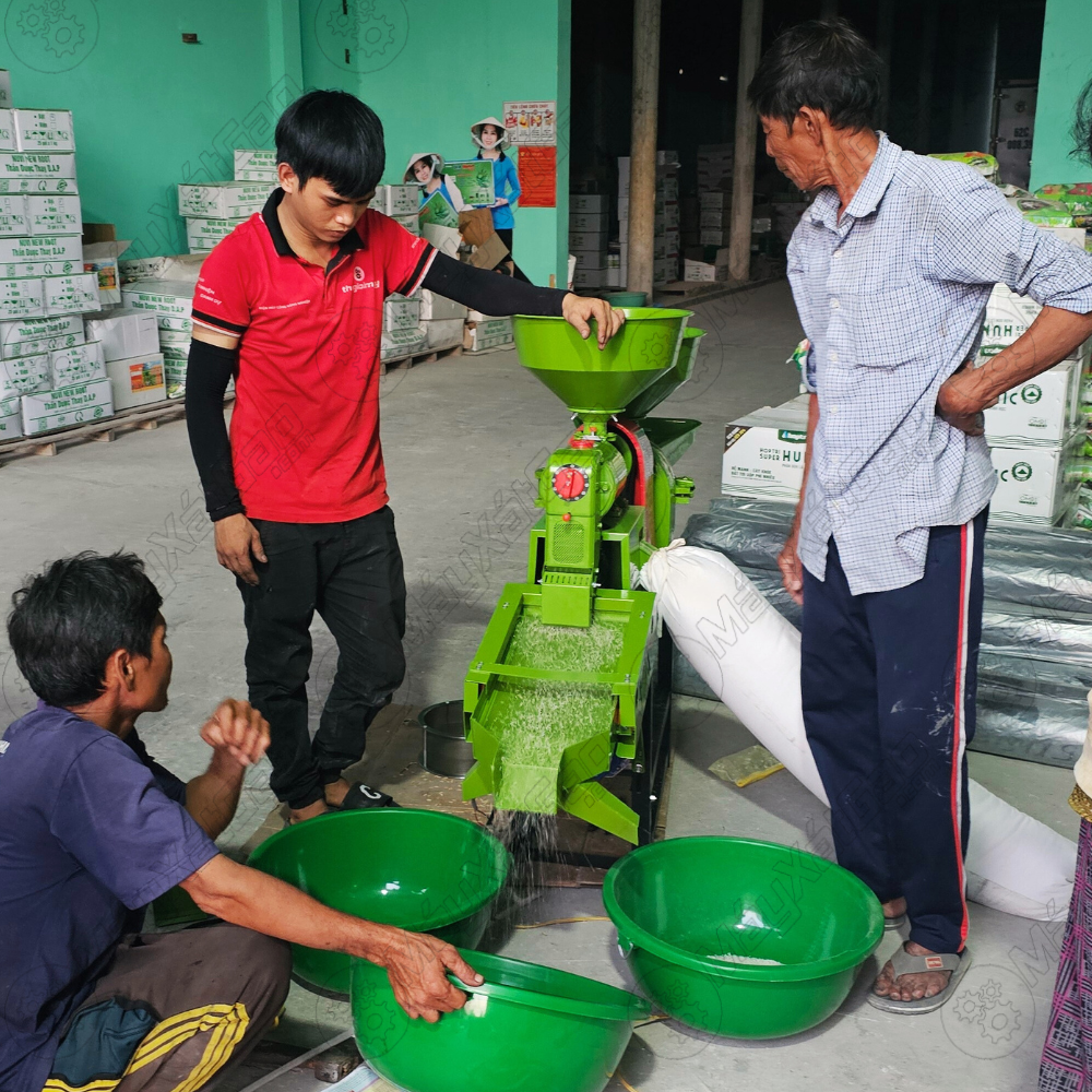 Chỉ cần một nhân công đứng máy và cho nguyên liệu trực tiếp là lúa vào, máy xát lúa sẽ tự động sàng xát và phân tách vỏ trấu một cách dễ dàng. Thay vì trước đây phải mất 2-3 người cho công đoạn từ lúa chà thành gạo thì giờ đây, việc xay xát gạo tại nhà trở nên đơn giản rất nhiều.